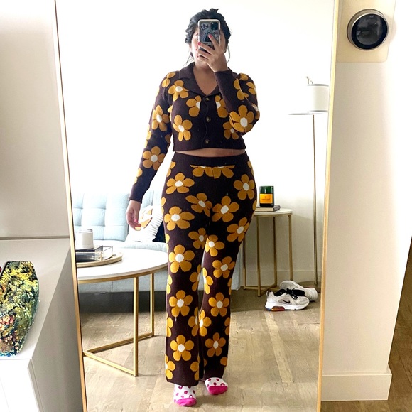 *24 HOUR SALE* Living The Life Brown Daisy Print Knit Sweater - Picture 5 of 9